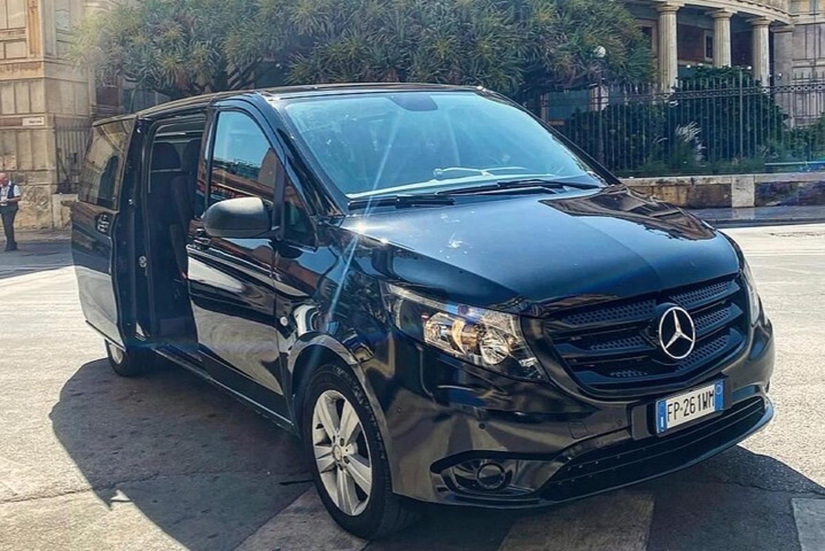un furgone Mercedes Benz blu parcheggiato su una strada