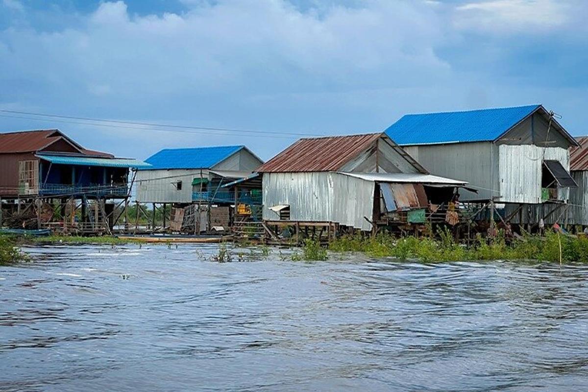 sekumpulan rumah di sebelah badan air