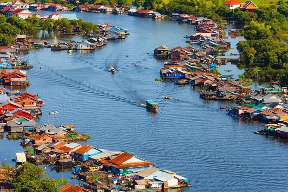 pemandangan udara sungai dengan rumah dan bot