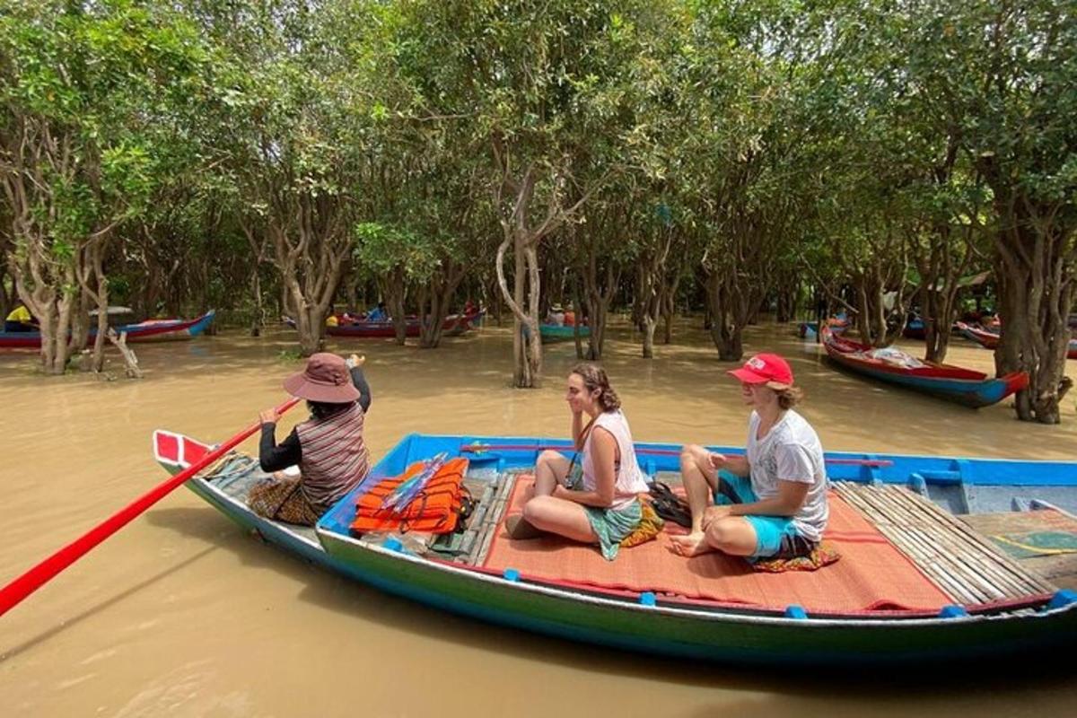 un gruppo di persone sedute su una barca in acqua