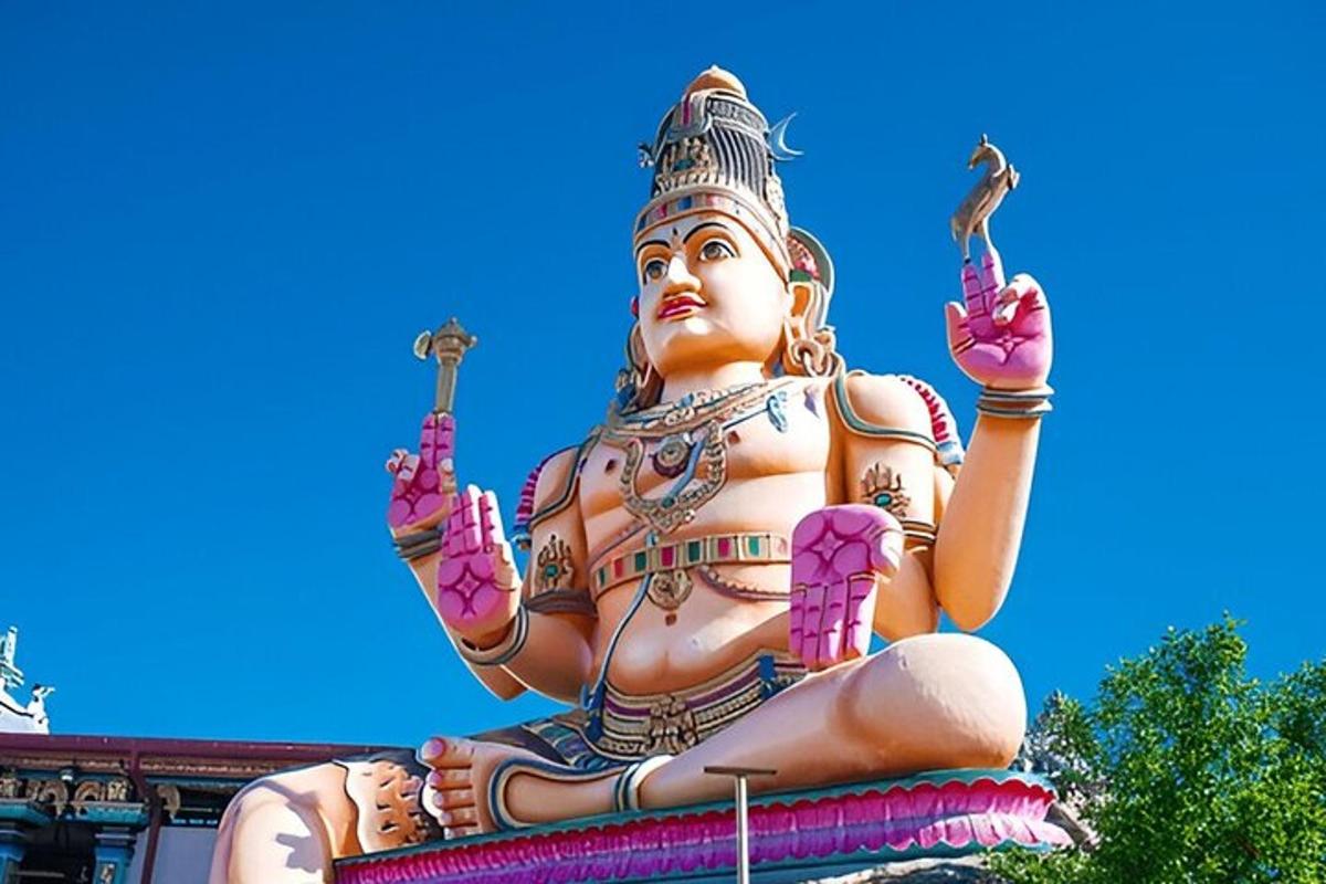 una gran estatua sentada en lo alto de un edificio