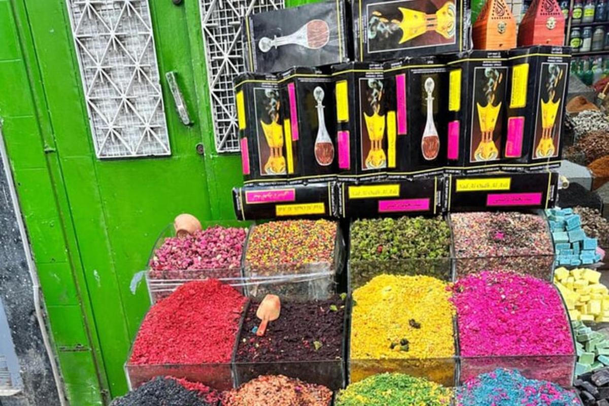 výstava různých druhů koření a dalších ingrediencí