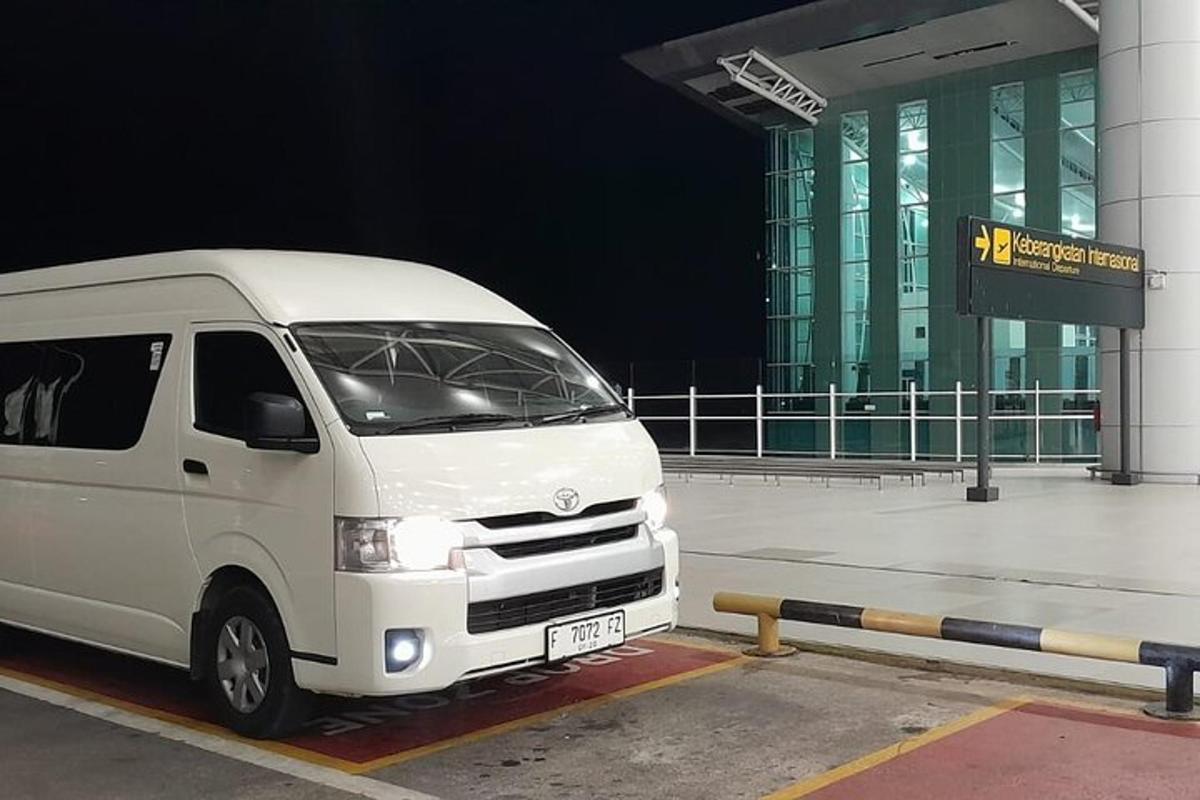bel kombi parkiran pred stavbo
