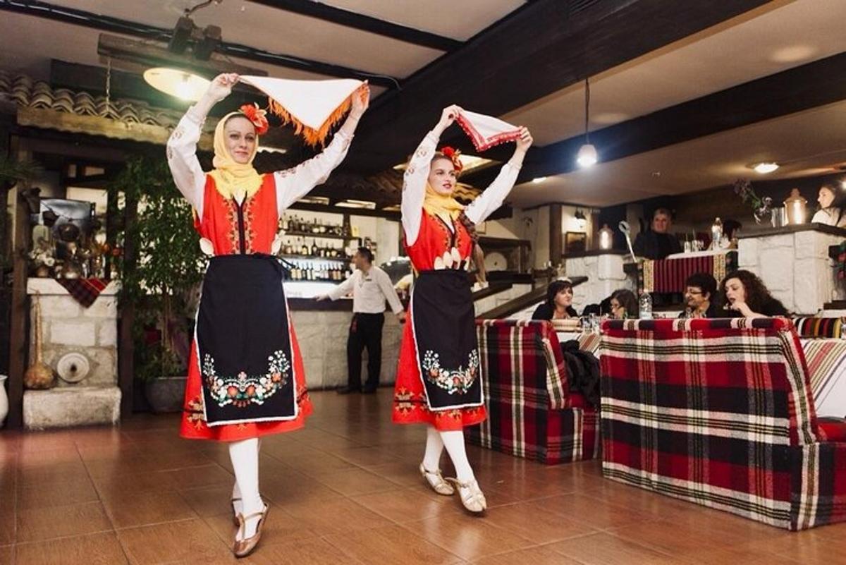 Δύο γυναίκες σε παραδοσιακούς χορούς σε μια πίστα