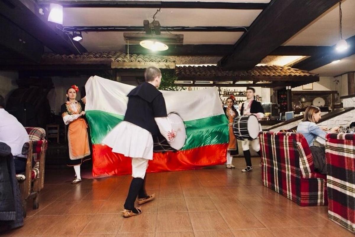Ένας άντρας που κρατάει μια σημαία σε μια πίστα χορού