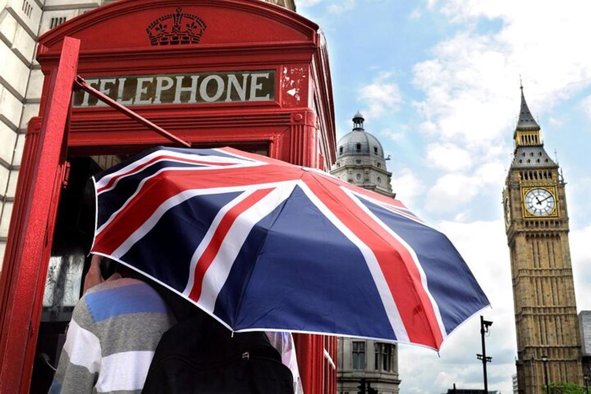 seseorang yang memegang payung dengan bendera british