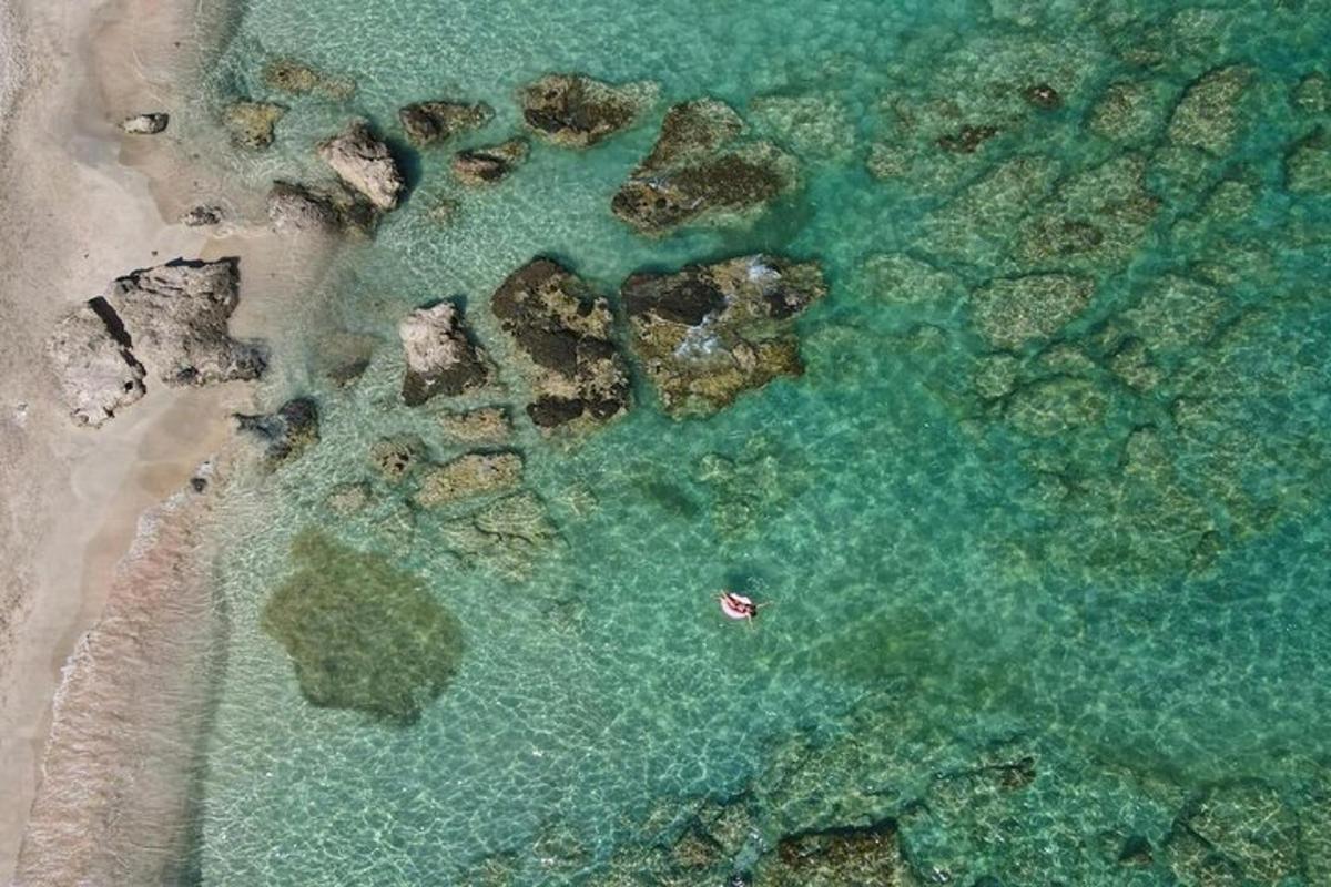 una vista aerea di una spiaggia con rocce e acqua