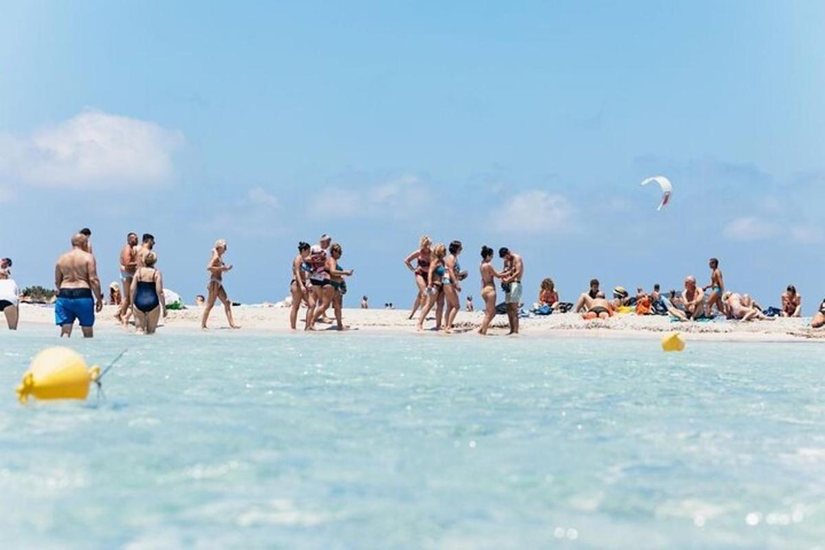 un grup de persones caminant per una platja