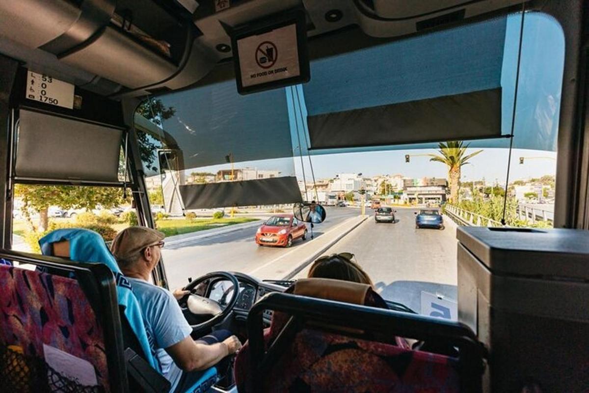 un gruppo di persone che viaggiano su un autobus