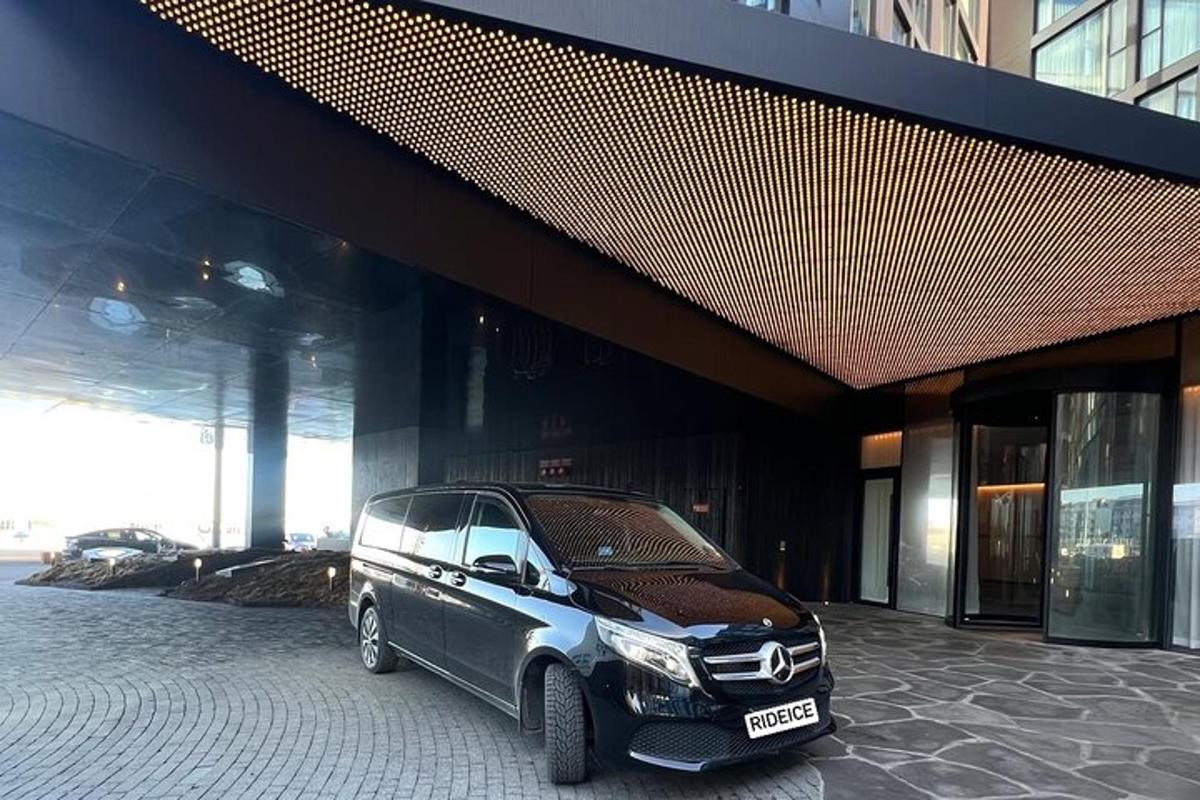 una piccola auto parcheggiata davanti a un edificio