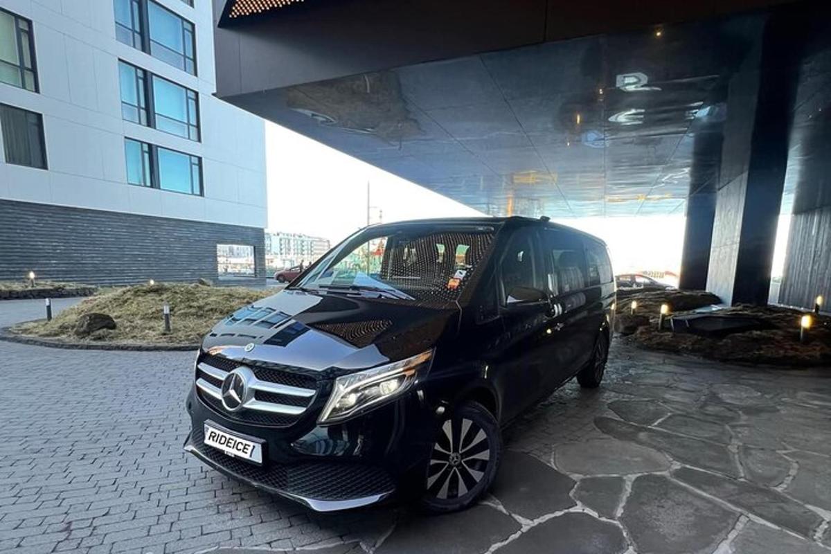 černé auto zaparkované před budovou