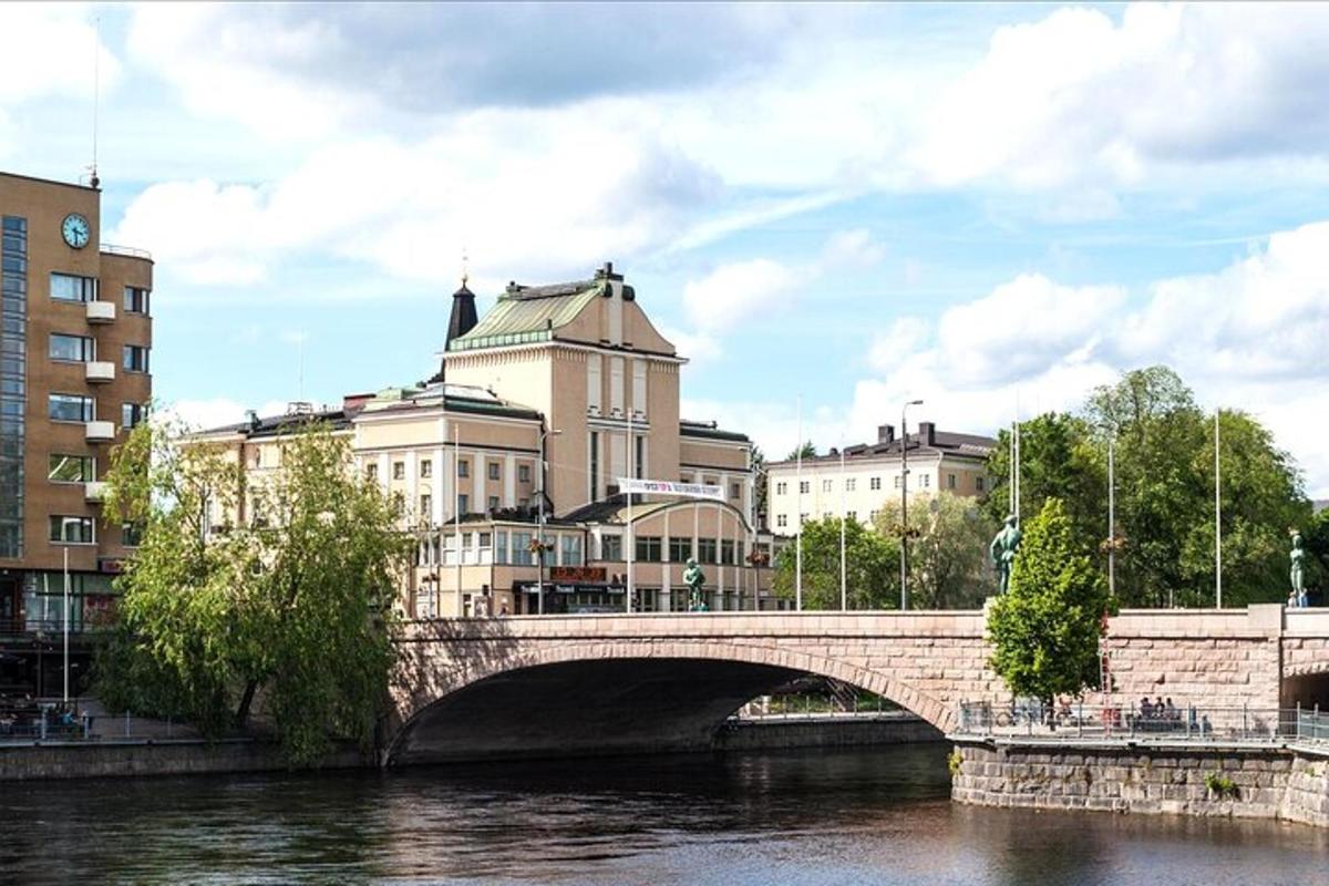 sild üle jõe linnas, kus on hooneid
