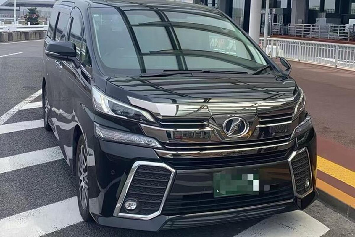 一辆黑色汽车停在街上
