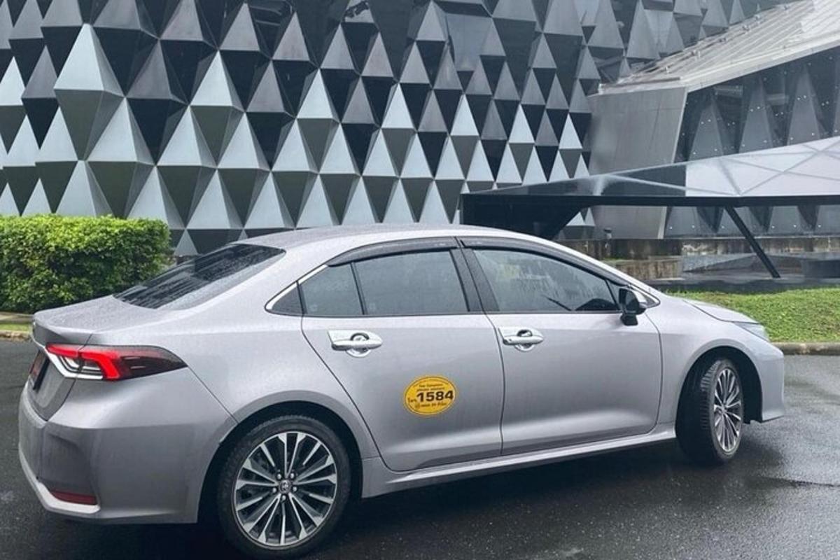 срібний автомобіль, припаркований перед будівлею