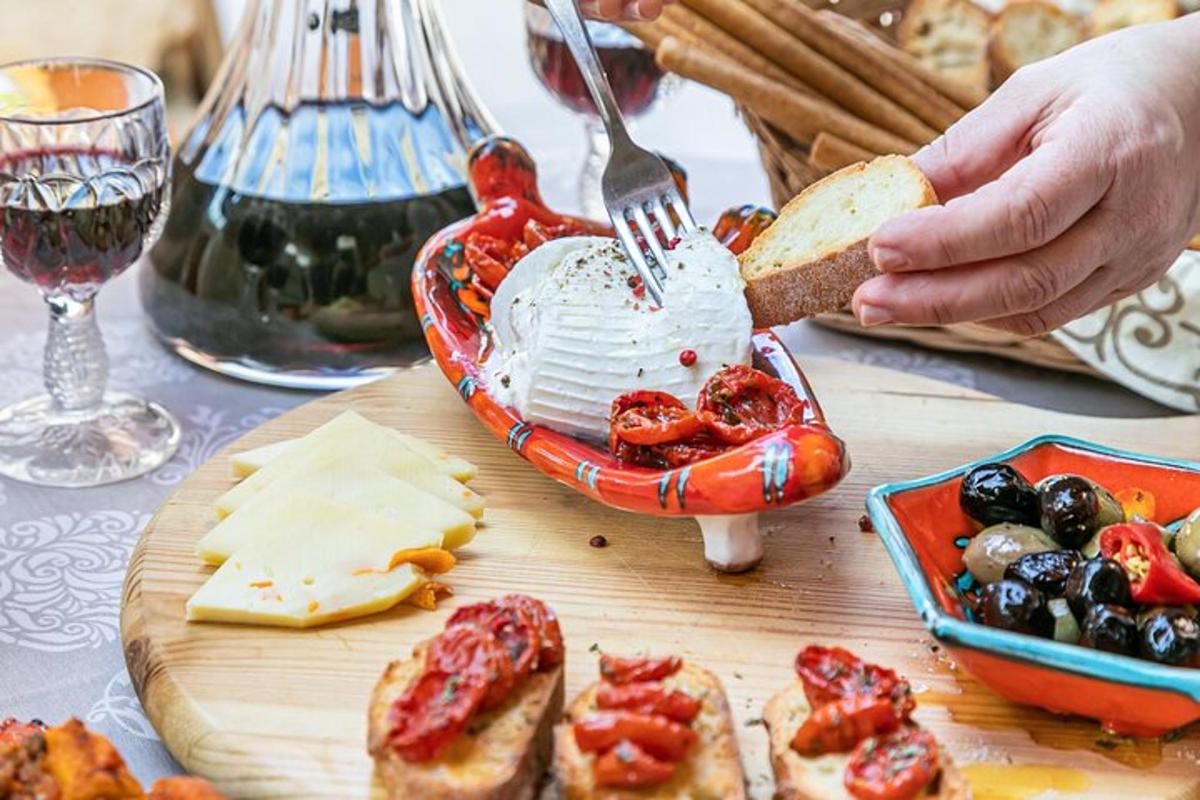 ένα άτομο που κρατάει ένα κομμάτι ψωμί και ένα πιάτο φαγητό