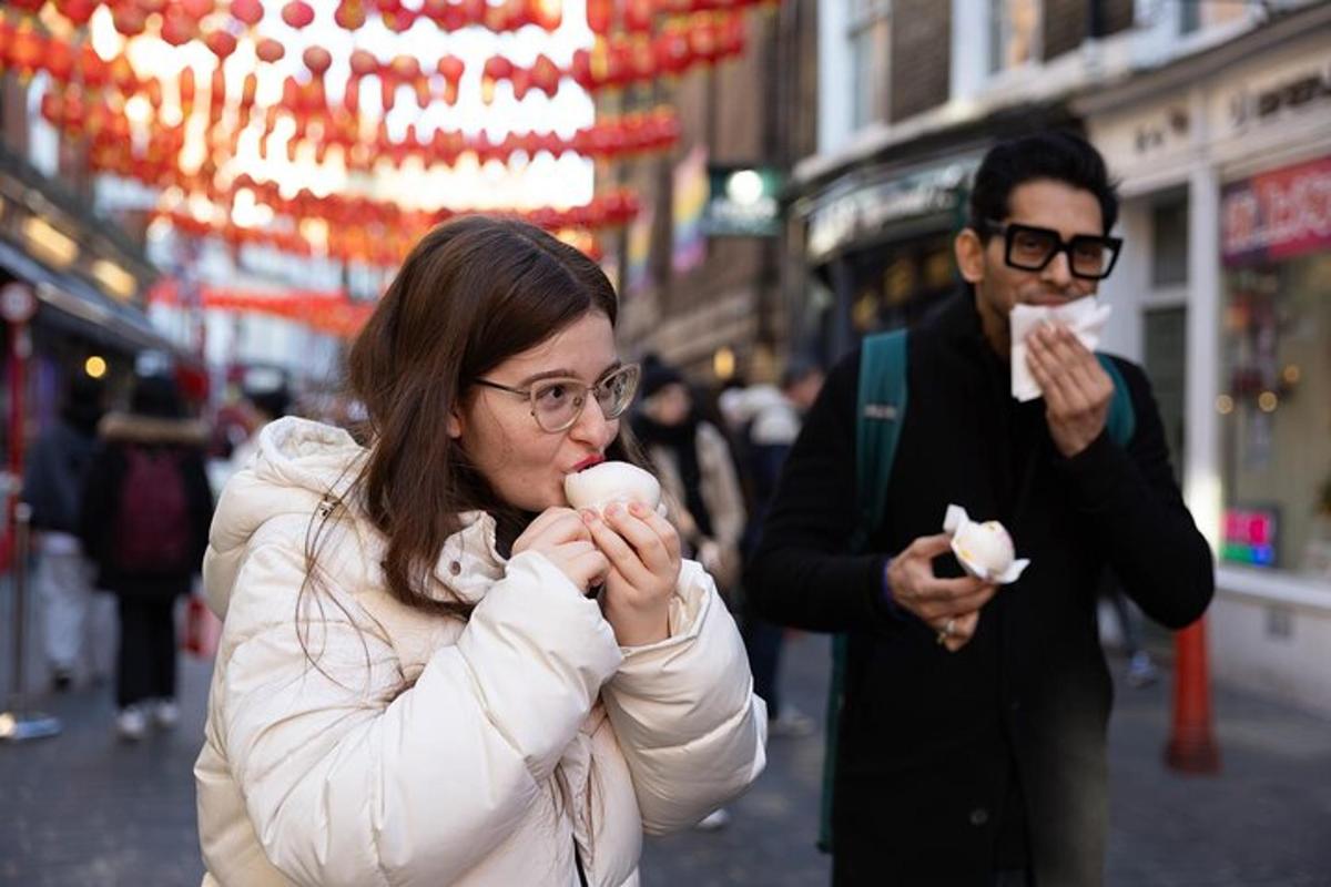 un uomo e una donna che mangiano cibo per strada