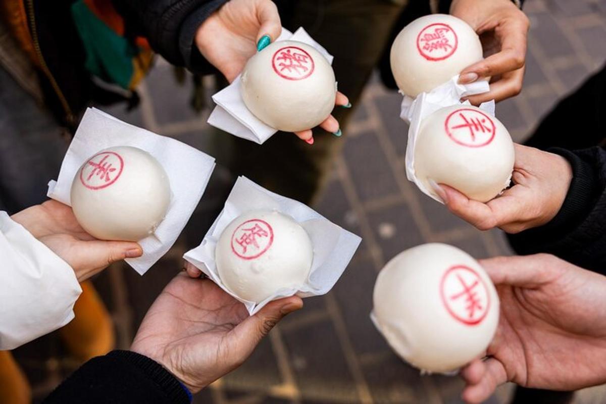 un gruppo di persone che tengono in mano delle uova bianche