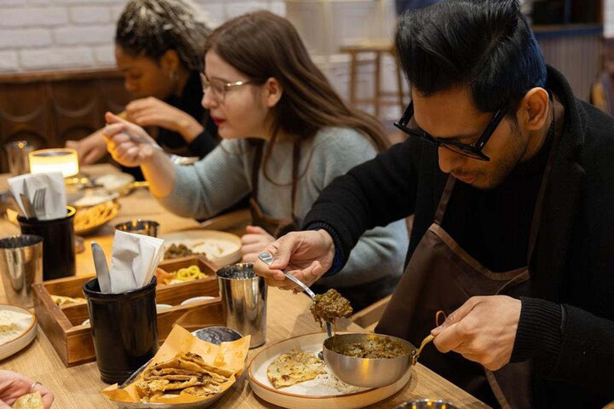 un gruppo di persone sedute a un tavolo che mangiano cibo