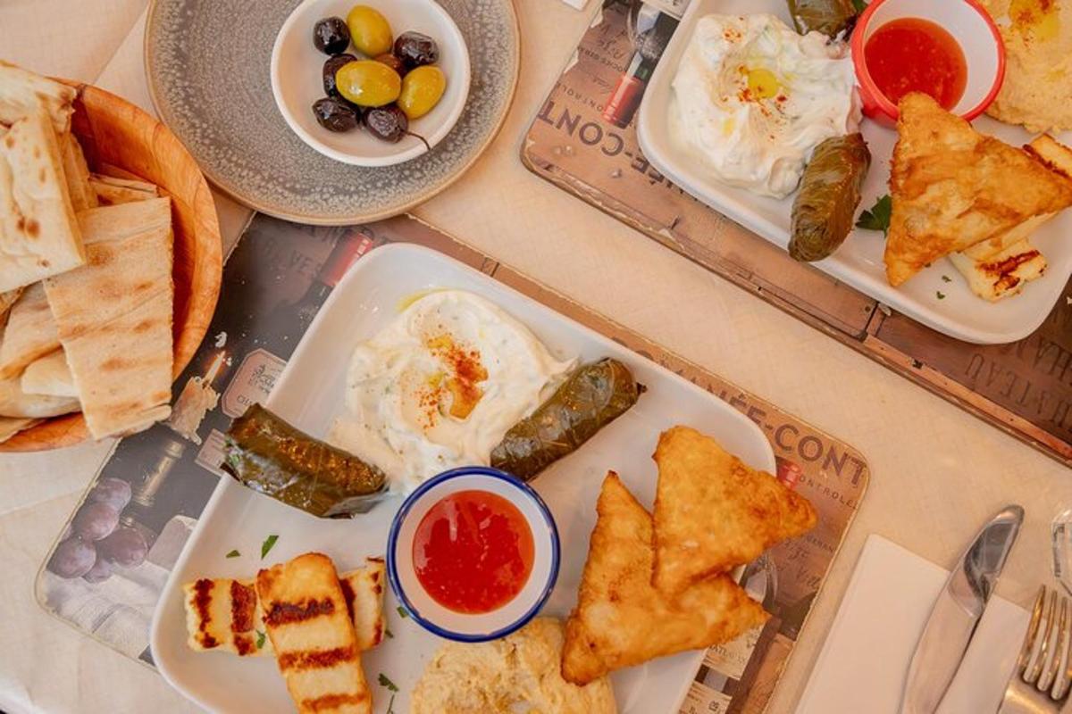 un tavolo con tre piatti di cibo sopra
