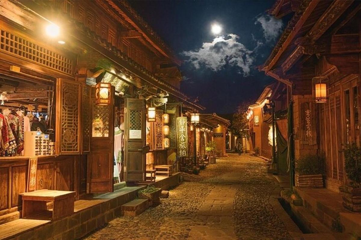 ถนนที่ว่างเปล่าในตอนกลางคืนในเมืองเก่า