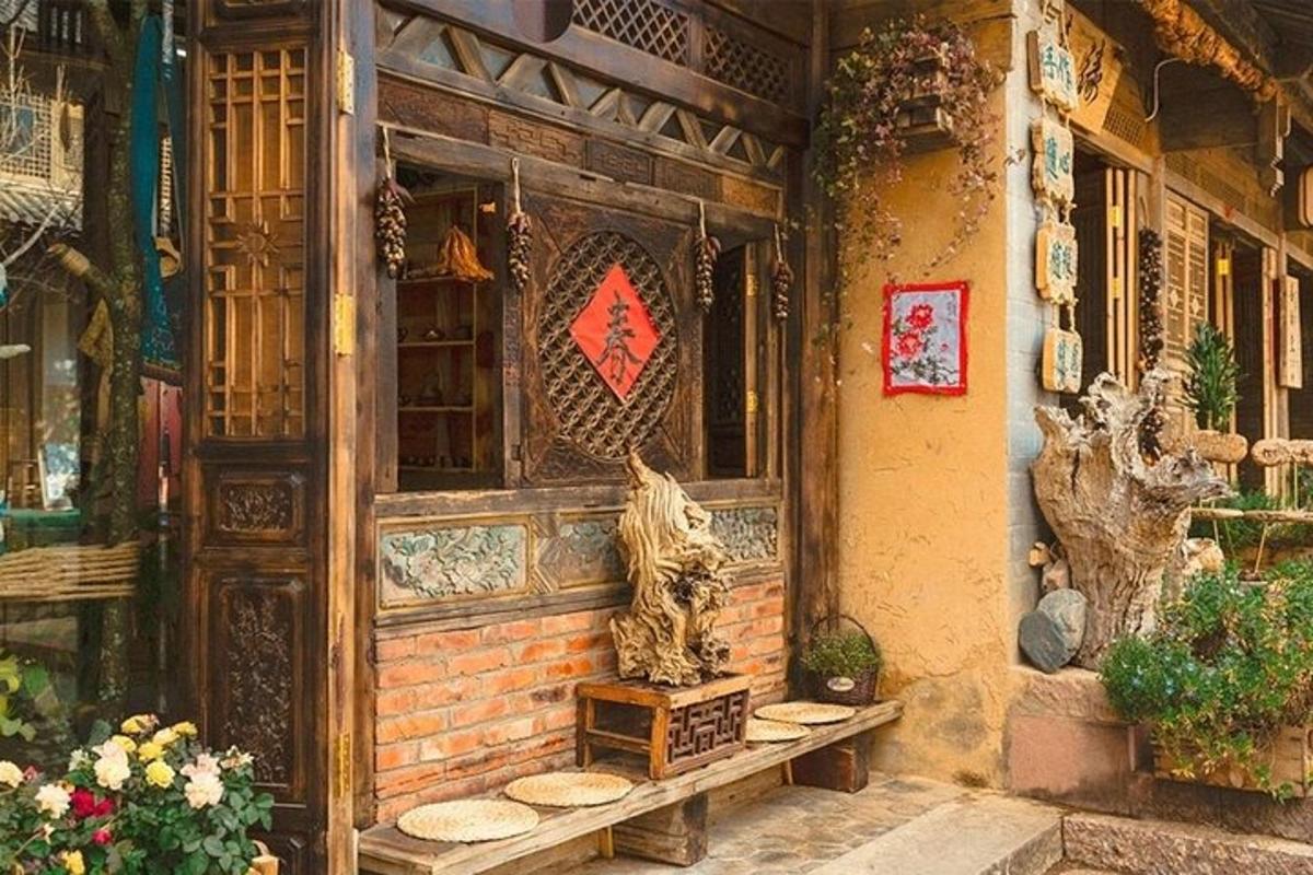 อาคารที่มีม้านั่งอยู่หน้าต่าง