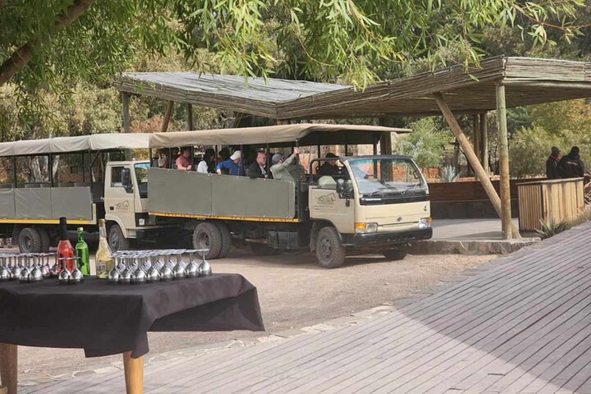 golfski voziček z ljudmi, ki se vozijo v njem