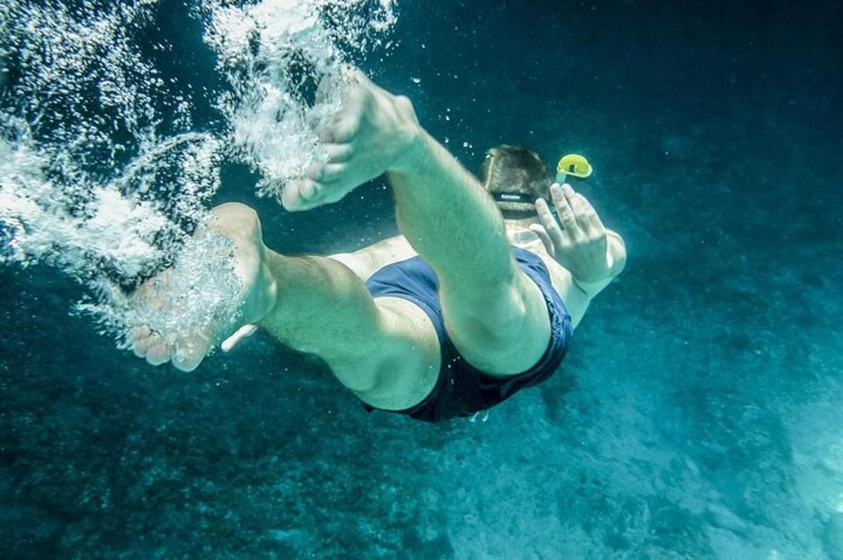Un hombre está nadando en el agua