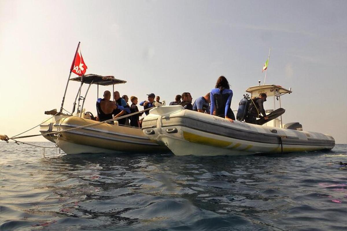 un grupo de personas en un barco en el agua