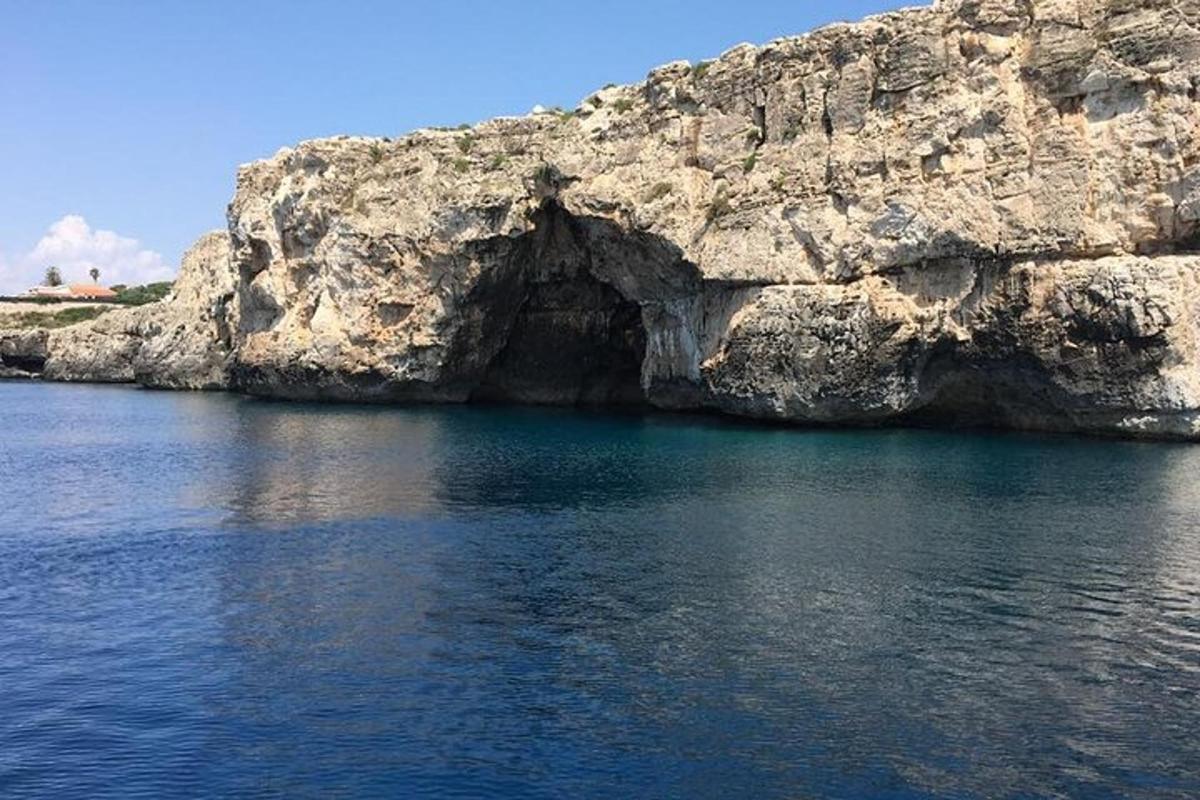 una gran formación rocosa en medio del agua