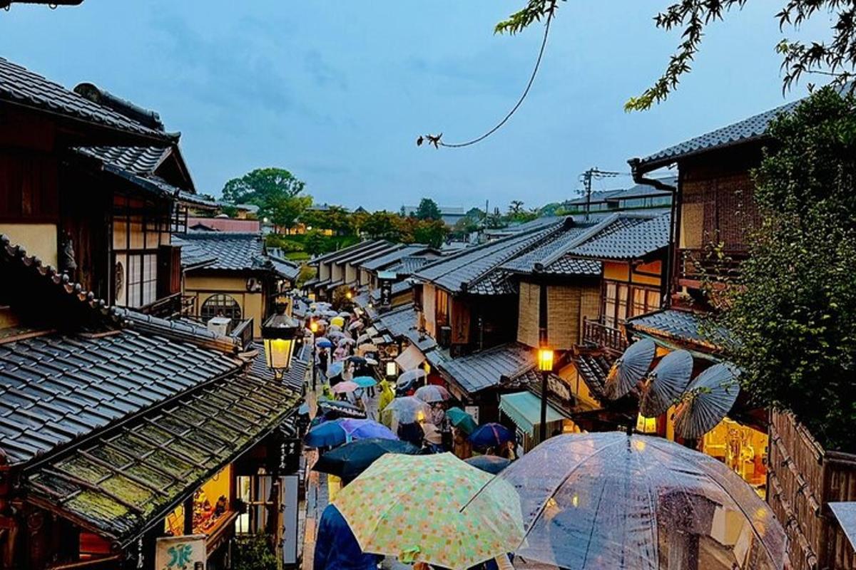 우산을 쓴 사람들이 거리를 걷고 있다