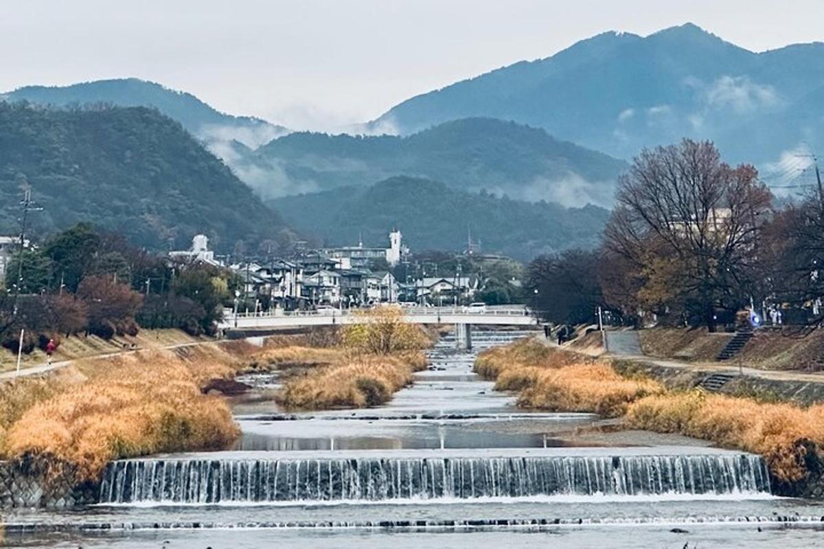 도시 앞에 폭포가 있는 강