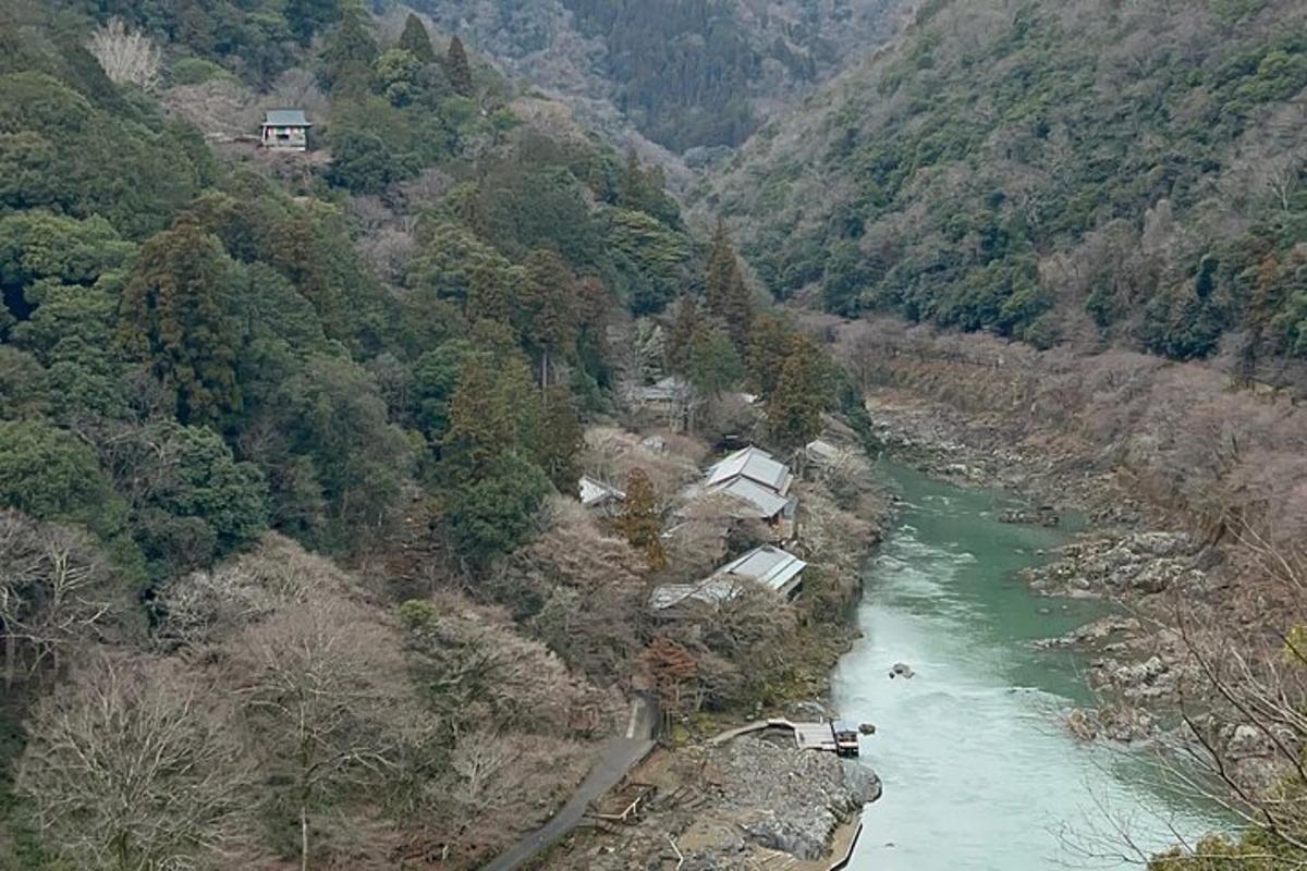 una vista aérea de un río en una montaña