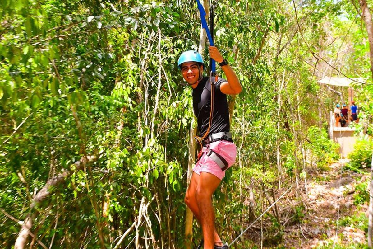 muž na zip line v lese