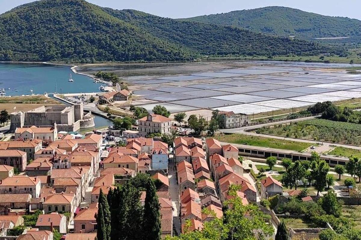 eine Luftaufnahme einer Stadt mit einem Solarpark
