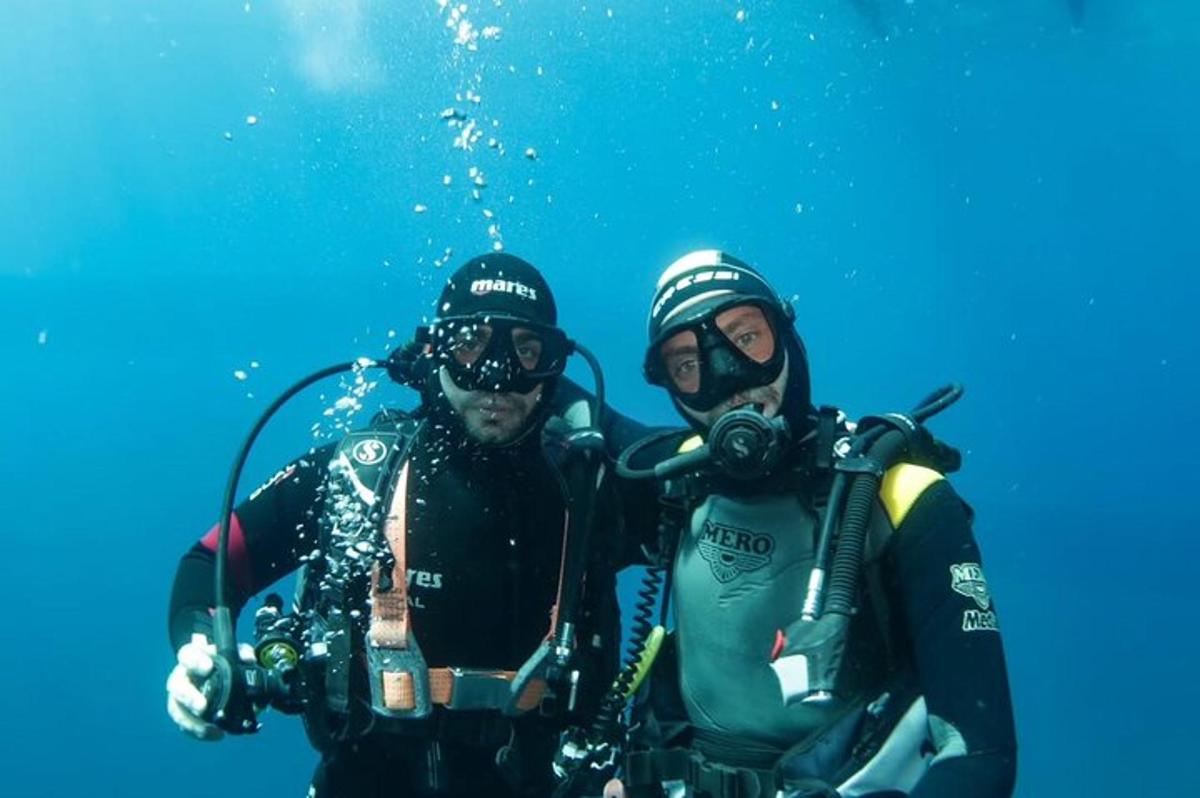 dua orang sedang bergambar di dalam air