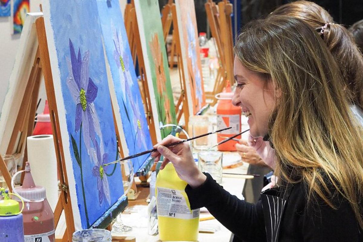 Una mujer está pintando un cuadro en un lienzo.