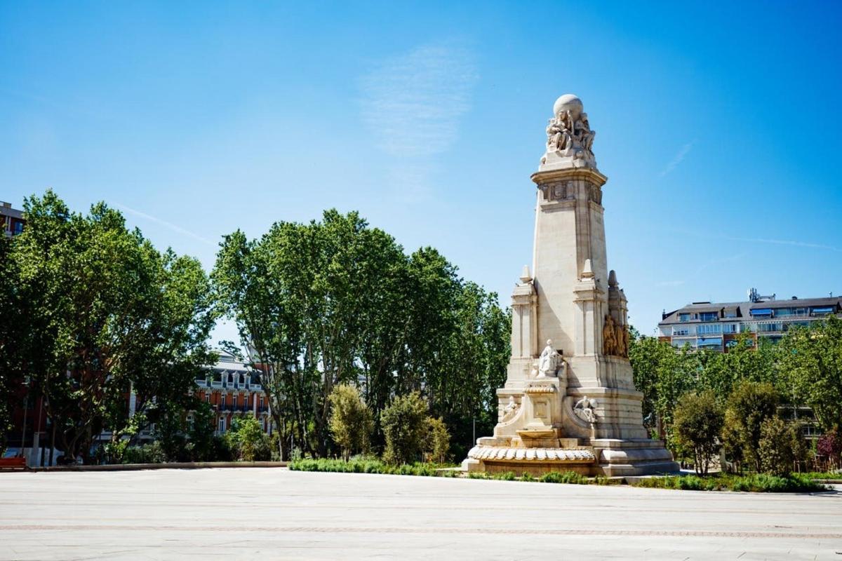 ένα μνημείο σε ένα πάρκο με δέντρα στο φόντο
