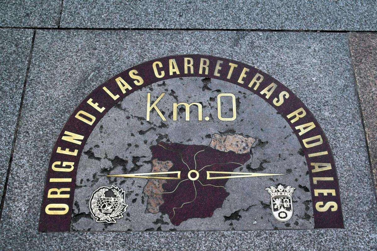 μια πινακίδα στο έδαφος με μια πινακίδα για τα κέντρα των Ινκιννάτι istg