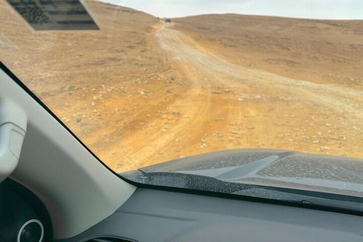 منظر لطريق صحراوي من نافذة سيارة