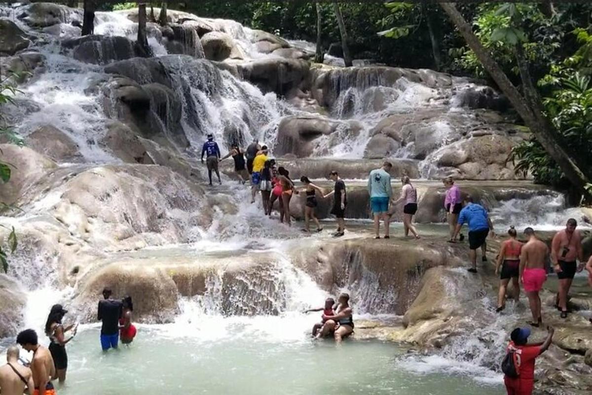 eine Gruppe von Menschen steht in einem Wasserfall