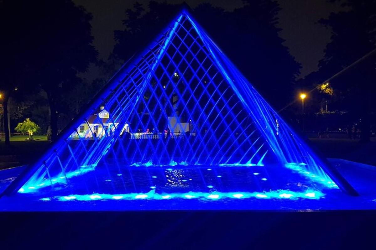 piramid menyala dengan warna biru pada waktu malam