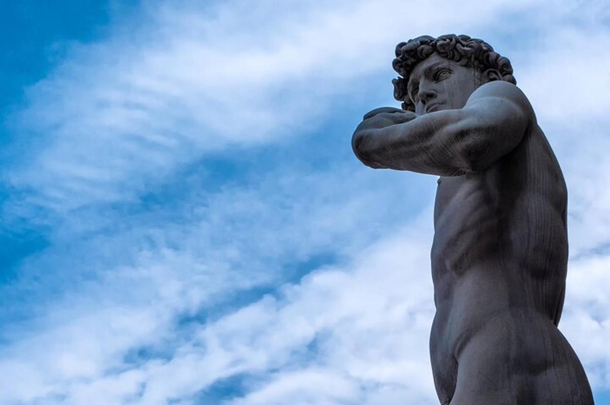 una estàtua d'un home musculós amb el braç