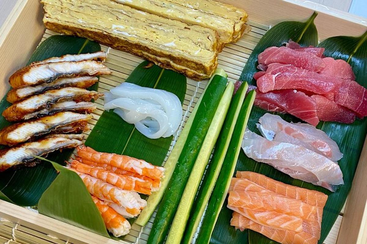 krabice plná různých druhů sushi a zeleniny