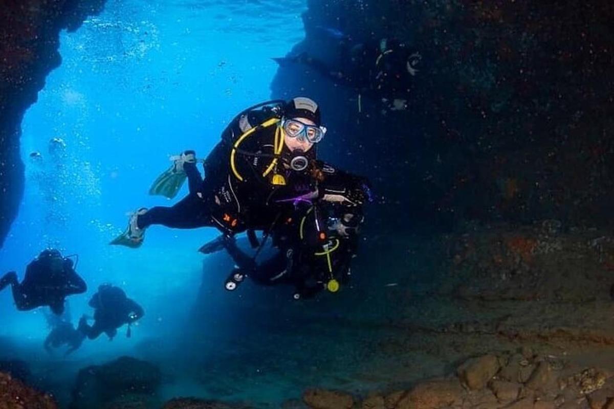 un uomo in muta da sub in acqua