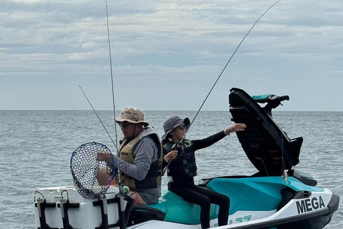 seorang lelaki dan seorang wanita di atas bot memancing