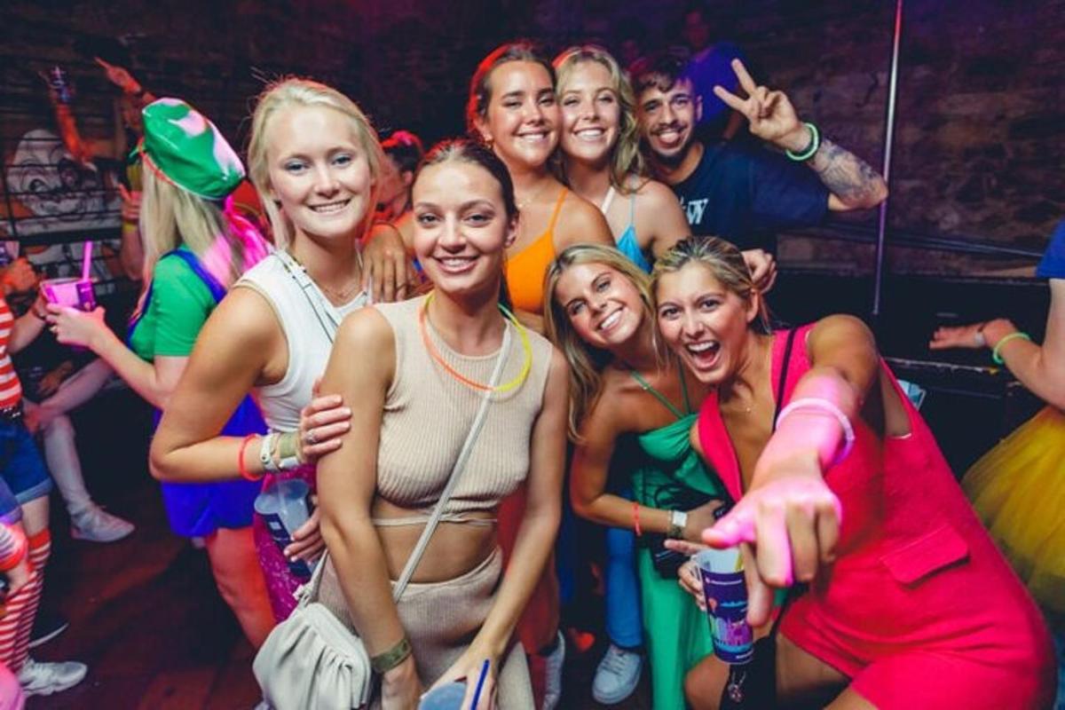 un gruppo di donne che posano per una foto a una festa