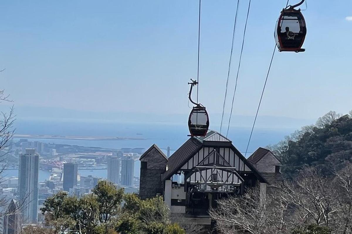 duas gôndolas voando sobre um prédio em uma montanha