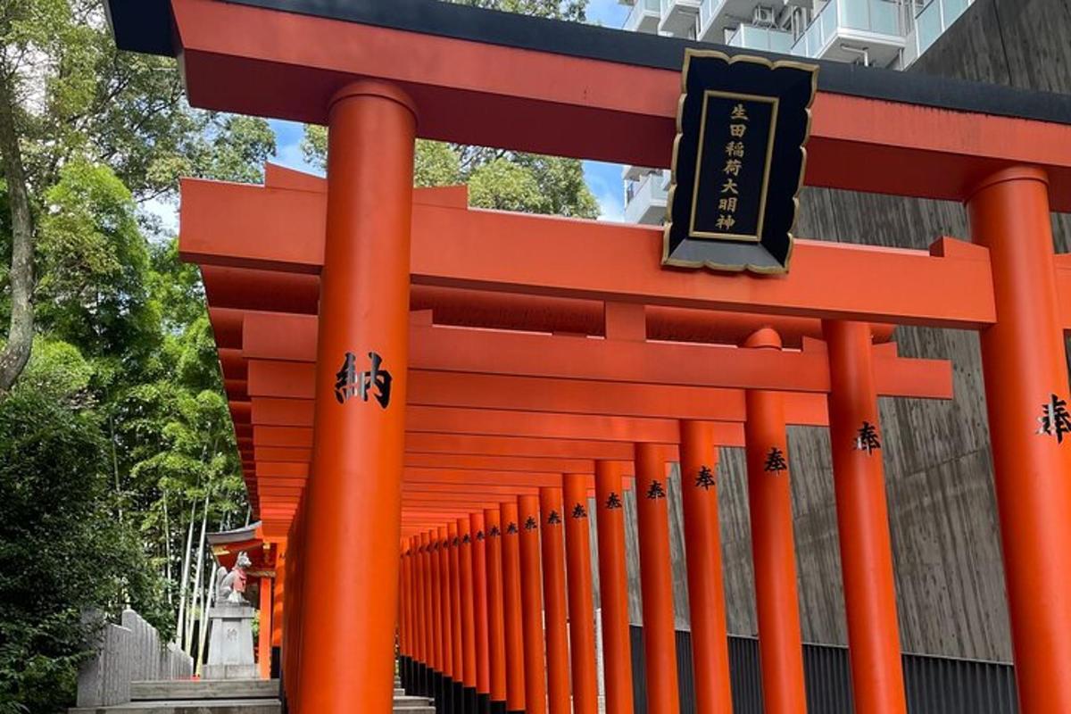 um portão torii laranja em frente a um prédio