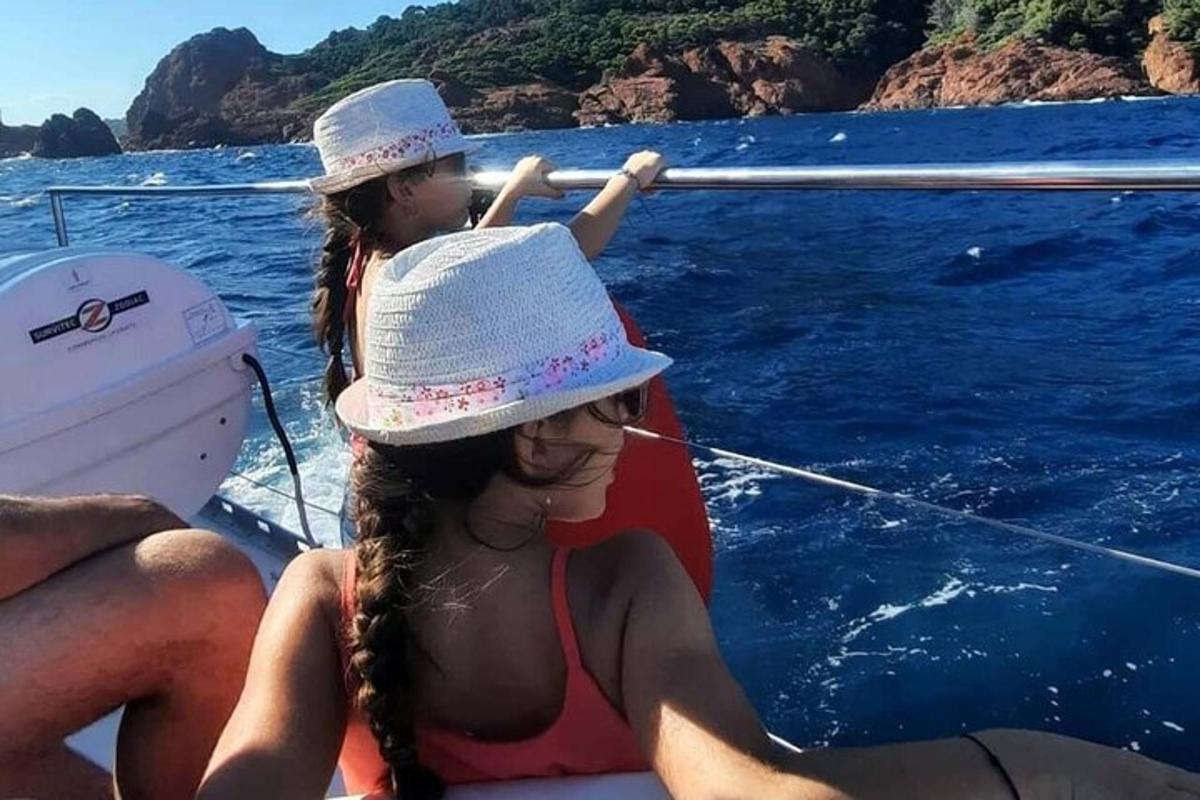 una dona i un nen en un vaixell a l'aigua