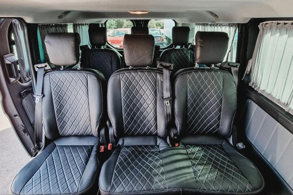 een achterbank van een auto met de achterbank neergeklapt